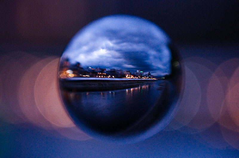 <b>鴨川の黄昏時。ちょっとドラマティックなイメージだけど、これは現像時にコントラストを上げ、ブルー系にちょっと振ってます。ニコンD5000、AF-S Nikkor 18-55mm F3.5-5.6 G、ケンコーMCクローズアップレンズNo.10、アクリル製宙玉レンズ</b>