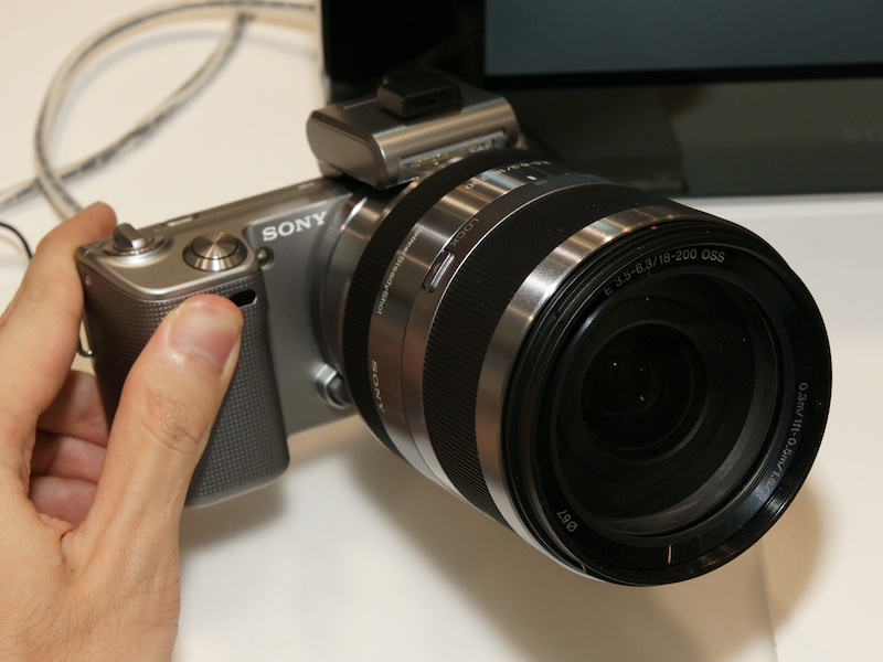 <b>NEX-5にE 18-200mm F3.5-6.3 OSSを装着したところ</b>