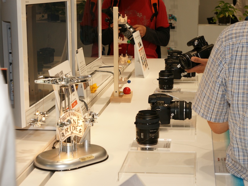 <b>展示機を豊富に用意。横に置かれている交換レンズも自由に試せる</b>