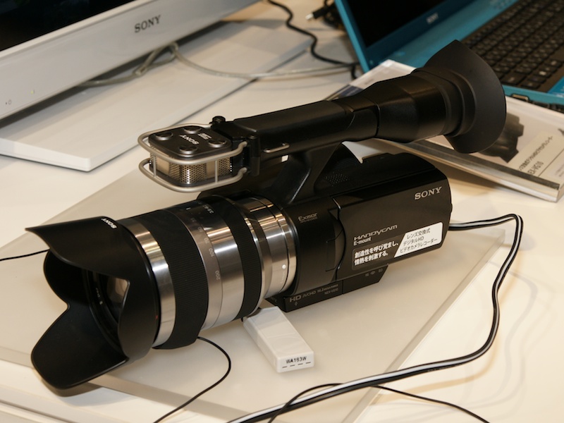 <b>Eマウントを採用するレンズ交換式ビデオカメラ「NEX-VG10」も用意</b>