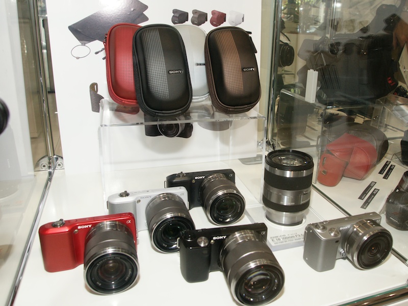 <b>直販のソニースタイル限定で販売するカメラケースなども展示</b>