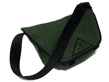 <b>The Seedy One。左からブラック、グリーン、ブルー</b>