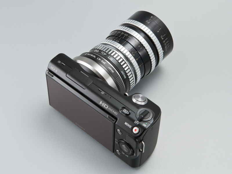 <b>レンズとマウントアダプターの口径が近いため、ボディからレンズにかけての連なりが美しい</b>