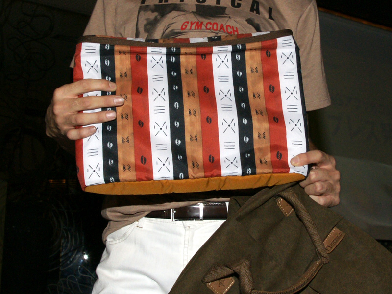 <b>15.4型ノートPCが入るパッド入りポーチ</b>