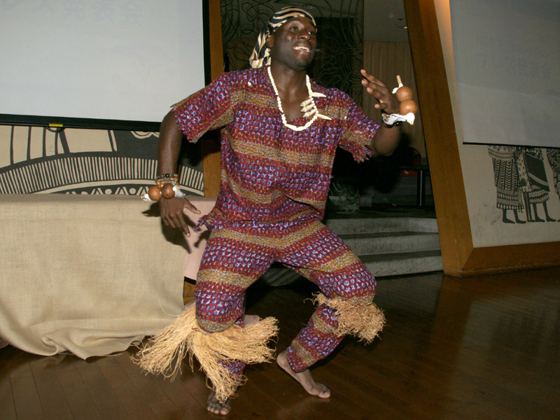 <b>アフリカダンスも披露</b>