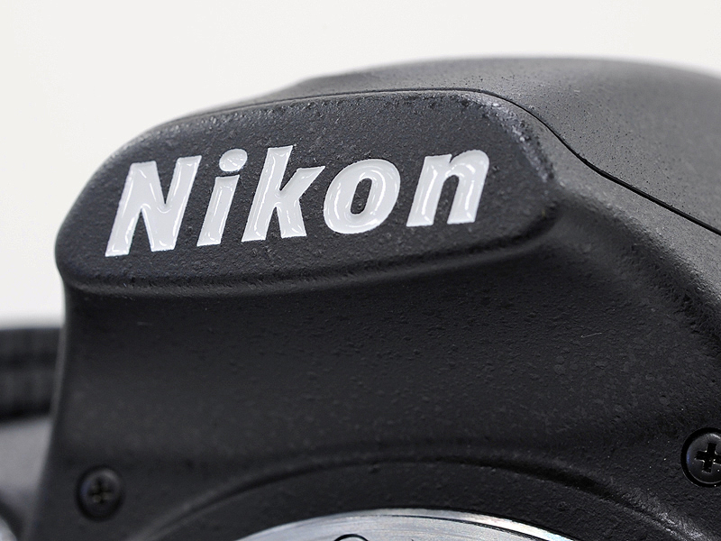 <b>ペンタ部のメーカーロゴは彫込み式</b>