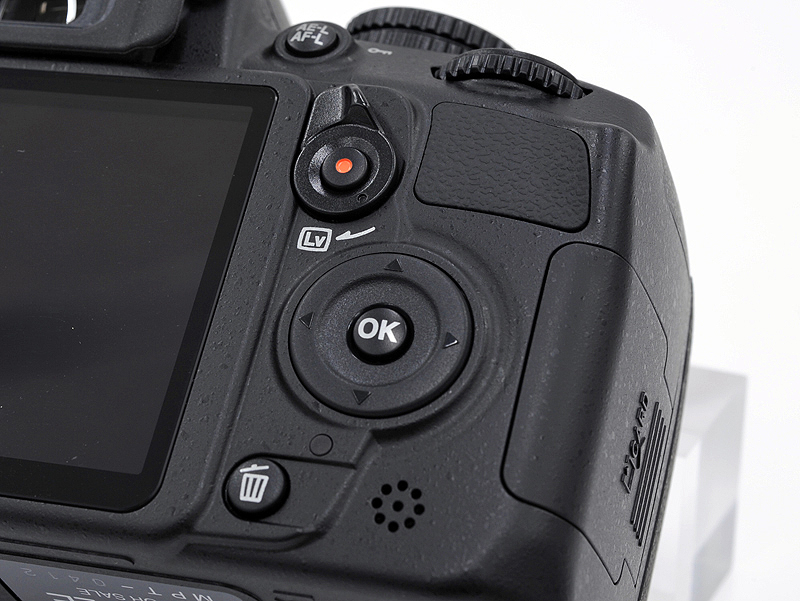 <b>液晶モニターの右側。親指部分にラバーを配置した</b>