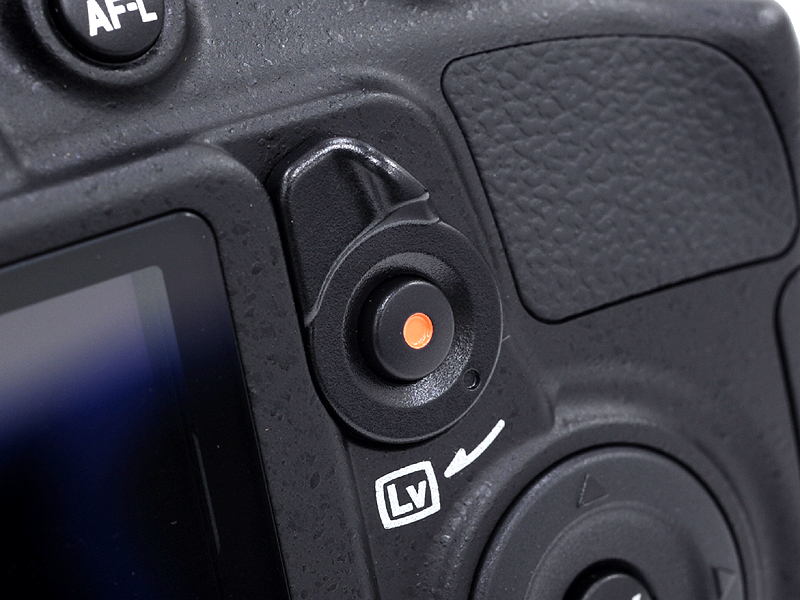 <b>新搭載のライブビュースイッチ。中央のボタンを押すと動画の記録が始まる</b>