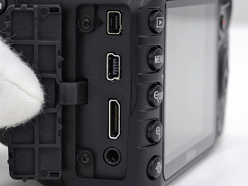 <b>上から、GPSユニット、USB、HDMI、A/V出力の各端子</b>