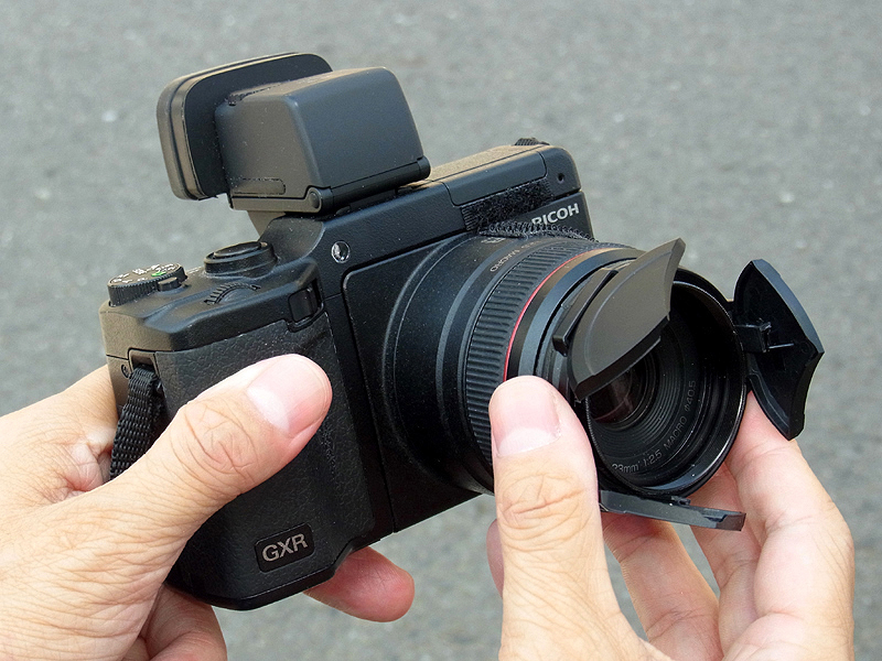 <b>レンズバリアは手動で開閉させるが、ワンタッチで作動するので非常に便利だ。このバリアの開閉動作は、A12ユニットに組み込まれたレンズフードの伸縮を利用しており、それがアイデアの要でもある</b>