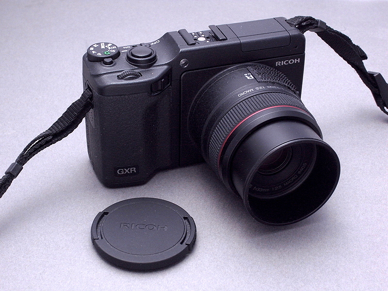 <b>A12ユニットは取り外し式レンズキャップを採用しているが、この方式はどうも煩わしく感じる。そこでレンズに内蔵された引き込み式フードを利用して、自動開閉キャップLC-2を装着することにした</b>