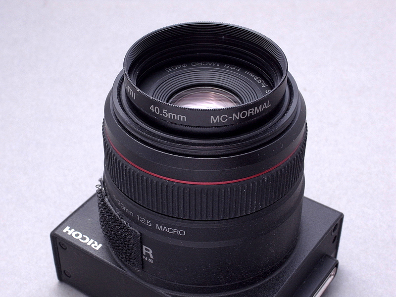 <b>今回もいろいろ試行錯誤を繰り返したのだが、まずはA12ユニットのレンズ先端に、40.5mmフィルターのガラスを抜いた枠を2個装着する</b>