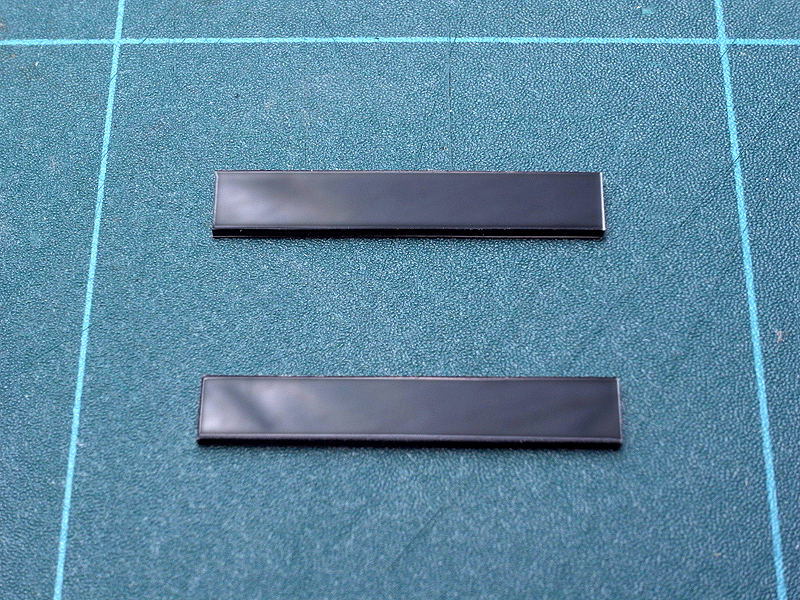 <b>次はLC-2用の改造パーツの製作。まずは1mm厚のABS板を30mm×5mmにカットしたパーツを2個作る</b>