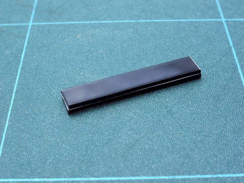 <b>右で作ったパーツを重ね合わせ、両面テープで貼り合わせる</b>