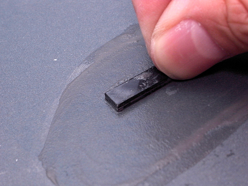 <b>次に、下側のABS板を耐水紙ヤスリ（600番）で薄く削る。水を付け、力を均等に加えながら、回すように動かして削ると良いだろう</b>