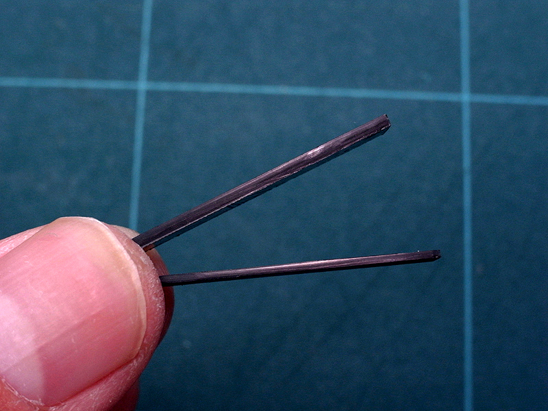 <b>耐水紙ヤスリで削ったABS板（下）の厚みは約0.7mm。本当は0.7mm厚のABS板を使いたかったが、売っていなかったのだ。上のABS板は治具なので、改造部品としては使わない</b>