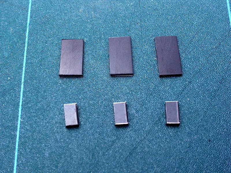 <b>0.7mm厚に削ったABS板から、10mm×5mmのパーツ3個を作る（奥）。さらに1mm厚のABS板を3mm×5mmにカットしたパーツも3つ作る（手前）</b>