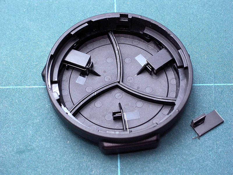 <b>先に製作したパーツを、LC-2のバリア裏側のご覧の位置に、それぞれ接着する。LC-2の素材もABS樹脂なので、ABS樹脂用接着剤でしっかり固定できるのだ</b>