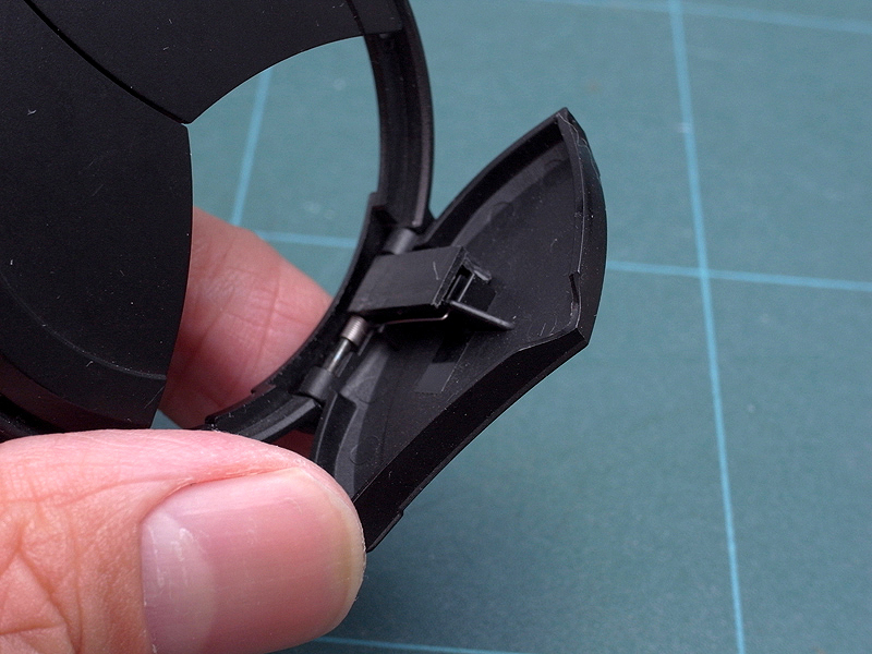 <b>LC-2のバリア先端の裏側を、ご覧のようにカットする。この加工をしないと、バリアの一部が画面に写り込んでケラレてしまうのだ。これでLC-2本体の加工は終了である</b>