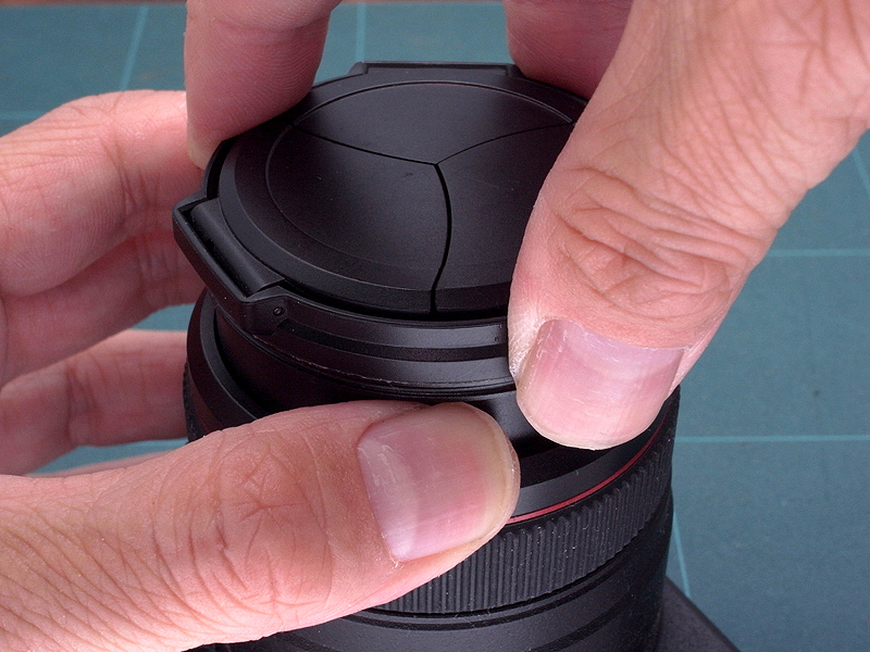 <b>A12ユニットのレンズフードを少し引き出し、そこに改造したLC-2を押さえつけるようにして接着する</b>