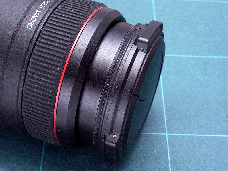 <b>さらに強度をアップさせるため、6mm幅にカットした製本テープを、フードとLC-2が接する外周部に巻き付ける。これで今回の切り貼り作業は終了である</b>