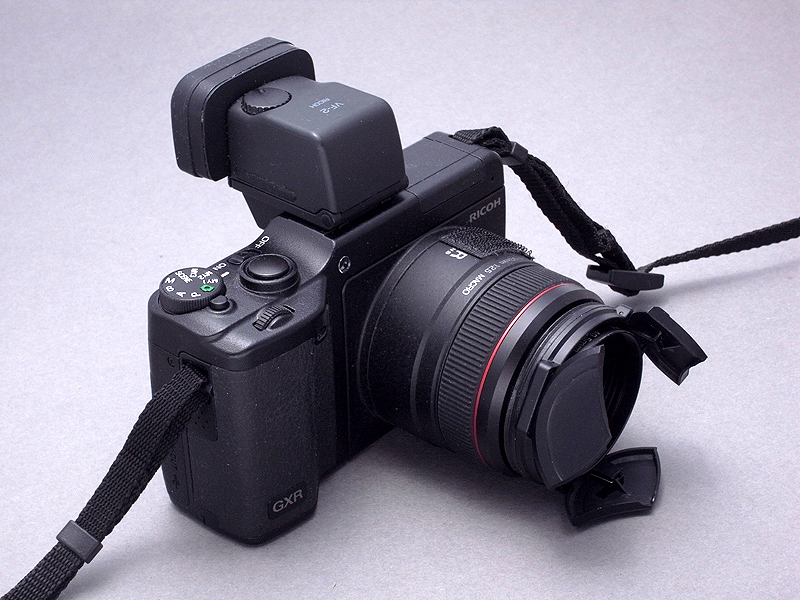 <b>LC-2を手動で手前に引くと、バリアが開く。基部のレンズフードが引き込まれると共に、レンズ先端のフィルター枠がバリアを押し出す仕組みだ。レンズフードのようにもなって、実に良い感じだ</b>