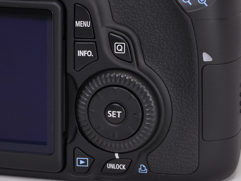 <b>EOS 50Dからボタンレイアウトを一新。マルチサブ電子ダイヤルを備えた</b>