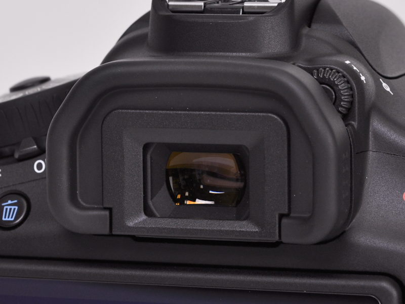 <b>ファインダーは視野率約96%、倍率約0.95倍（EOS 50Dは視野率約95%、倍率約0.95倍）</b>