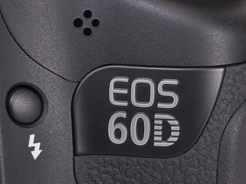 <b>機種名ロゴ。すぐ上には内蔵マイクがある</b>