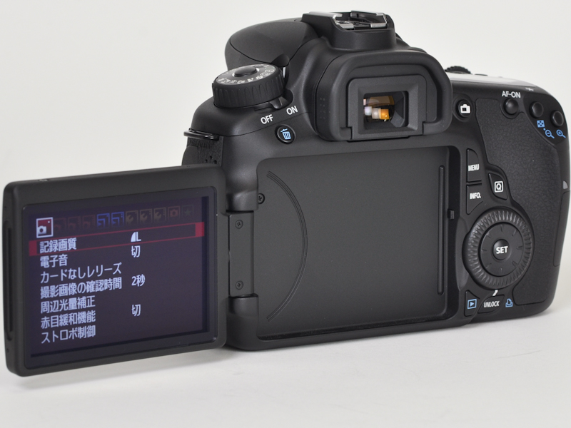 <b>液晶モニターを開いたところ。開く角度はおよそ180度</b>