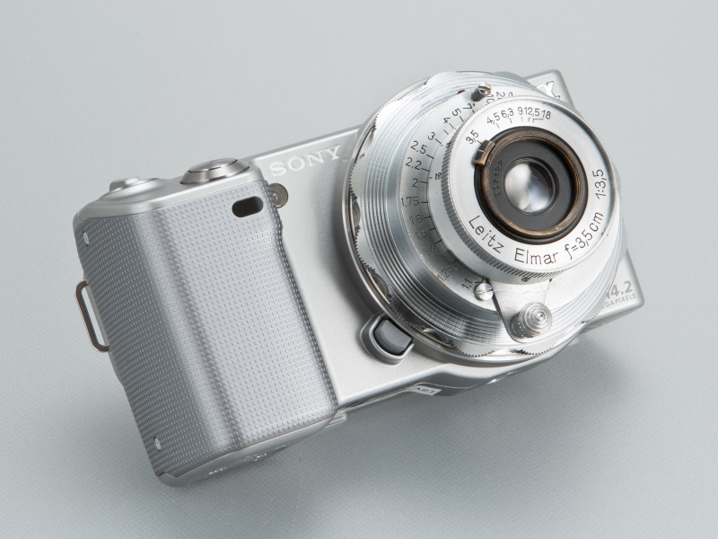 <b>エルマー35mm F3.5は、沈胴エルマーの鏡胴を沈めきったようなスタイルだ</b>