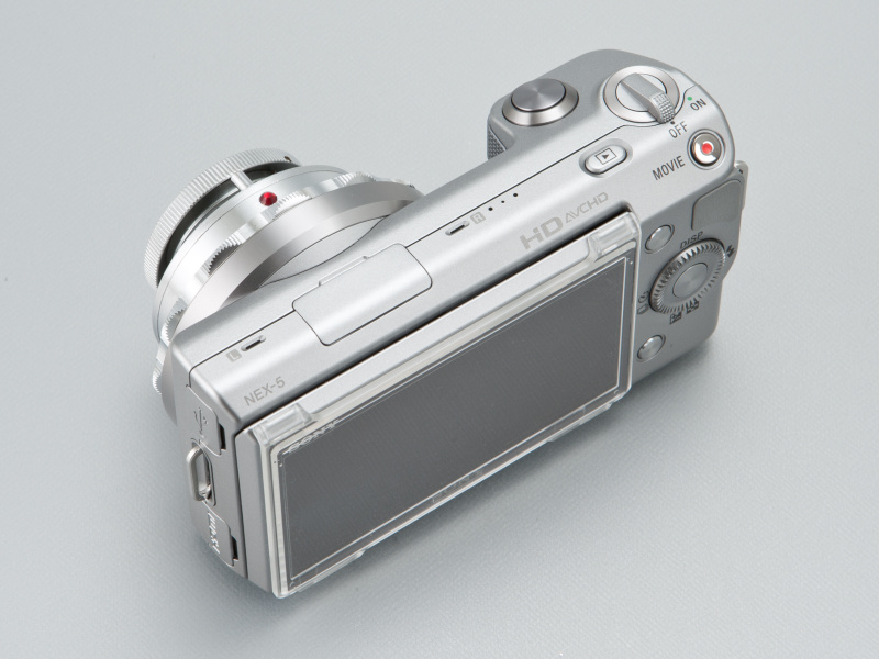 <b>三晃精機のライカLアダプターは、指標代わりにラインストーンを埋め込んでいる</b>