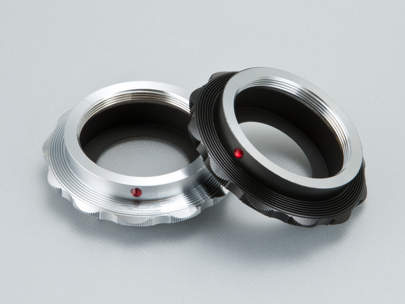 <b>カラーバリエーションは銀と黒をラインナップしている。黒の販売価格は1万1,000円</b>