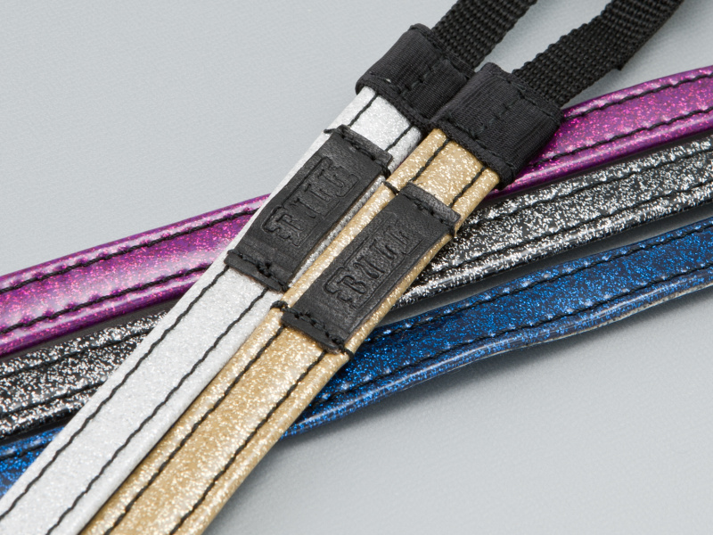 <b>深みのあるラメ素材を使い、本物志向を追求している。全6色展開で、価格は7,980円</b>