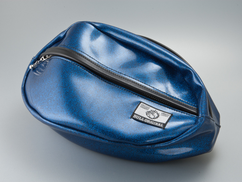 <b>ブルオリジナルでは、同素材のハンドメイドバッグも販売している。価格は2万3,940円</b>