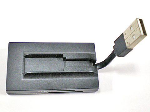 <b>USBケーブルは本体に収納できる</b>