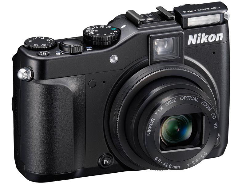 <b>内蔵ストロボを装備。ホットシューも備えている</b>