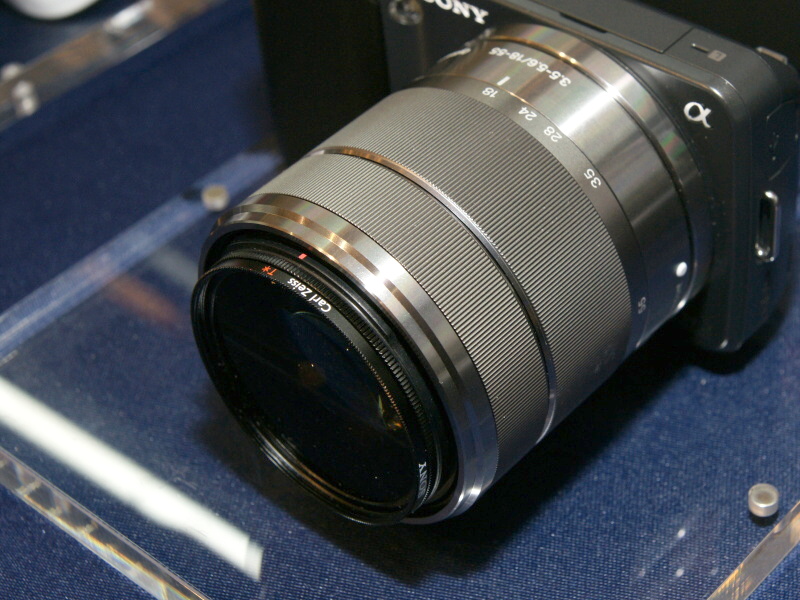 <b>Eマウント標準レンズ「E 18-55mm F3.5-5.6 OSS」に49mm径のサーキュラーPLフィルター（発売済み）を装着したところ</b>