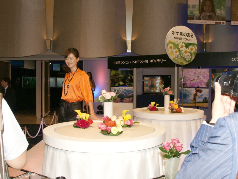 <b>α55の撮影体験コーナーの様子。回転する花などを撮影できる</b>