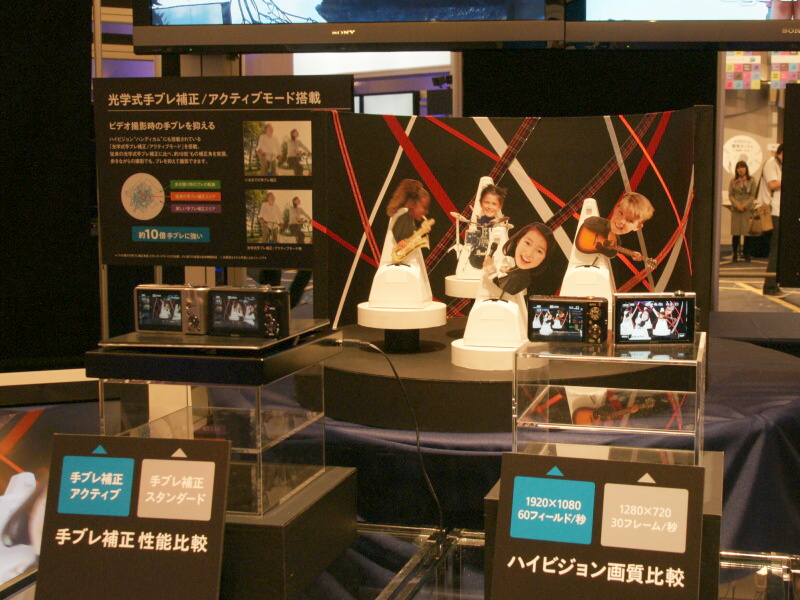 <b>動画撮影時の手ブレ補正「アクティブモード」や、フルHD動画の画質比較なども行なっていた</b>
