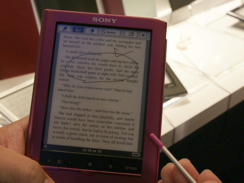 <b>スタイラスで書き込みを行なうと、リストからその部分にジャンプできる機能を搭載。単語をタップして辞書を呼び出す機能も利用できる</b>