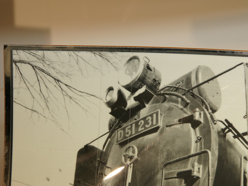 <b>画像を表示したところ。ほぼA4サイズで、大画面化が容易な点や対衝撃性を特徴とする</b>