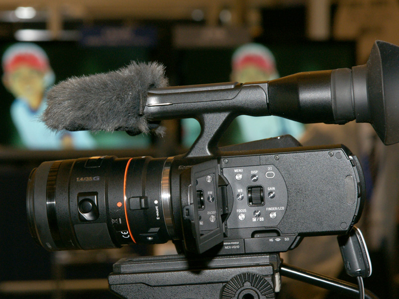 <b>αAマウントレンズ「35mm F1.4	G」を装着したNEX-VG10</b>