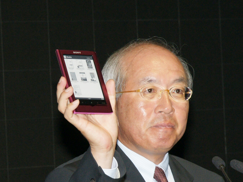 <b>電子ブックリーダーを手にする代表取締役社長の栗田伸樹氏</b>
