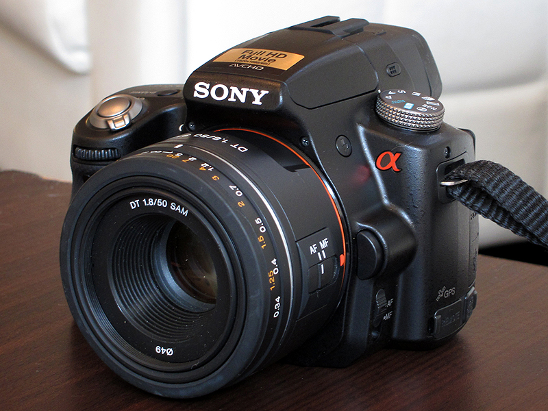 <b>10日発売のα55。装着レンズはDT 50mm 1.8 SAM</b>