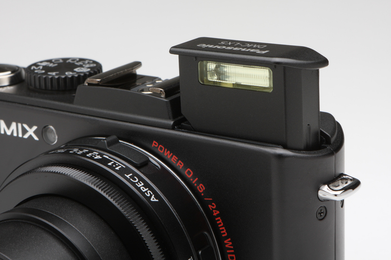 <b>LUMIX DMC-LX3同様、ポップアップタイプのストロボを内蔵する。発光距離は広角端:0.8〜7.2m、望遠端:0.3〜4.4m（いずれもISOオート時）</b>