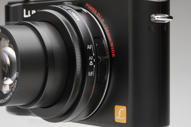 <b>LUMIX DMC-LX3より踏襲されるフォーカスモード切替スイッチ。鏡筒側面に備わるため操作しやすい。アスペクト切替スイッチも含め、もう少し動きが固いと不用意に動かずよいように思える</b>