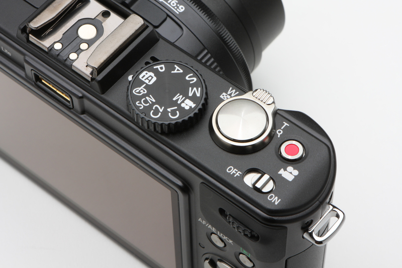 <b>パナソニックのデジタルカメラの伝統的にのっとり、電源のON/OFFスイッチにスライド式を採用する。古めかしく感じることもあるが、視認性はたいへんよい。新たに動画ボタンが備わっている</b>