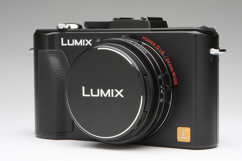 <b>レンズキャップの意匠が変更され、ちょっとだけ高級感あるものとなった。紛失が恐い</b>