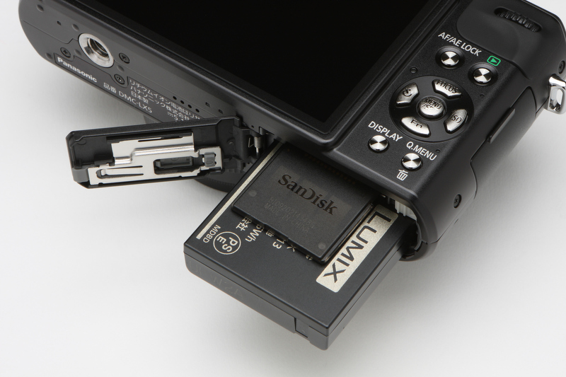 <b>バッテリーは3.6V・1,250mAhのDMW-BCJ13を使用。使用メディアはSDXC/SDHC/SDメモリーカード</b>